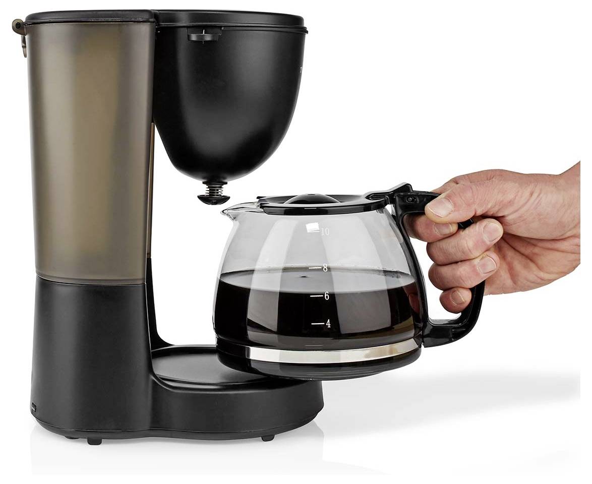 Einzelportionen-Kaffeemaschine mit einer Glaskanne, die unter dem Brühkorb gehalten wird und zum Brauen von Kaffee bereit ist.