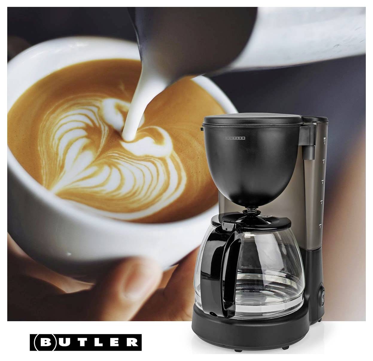 Kaffee wird in eine weiße Tasse gegossen, um Latte Art zu kreieren, neben einer Butler-Tropfkaffeemaschine mit Glaskanne.