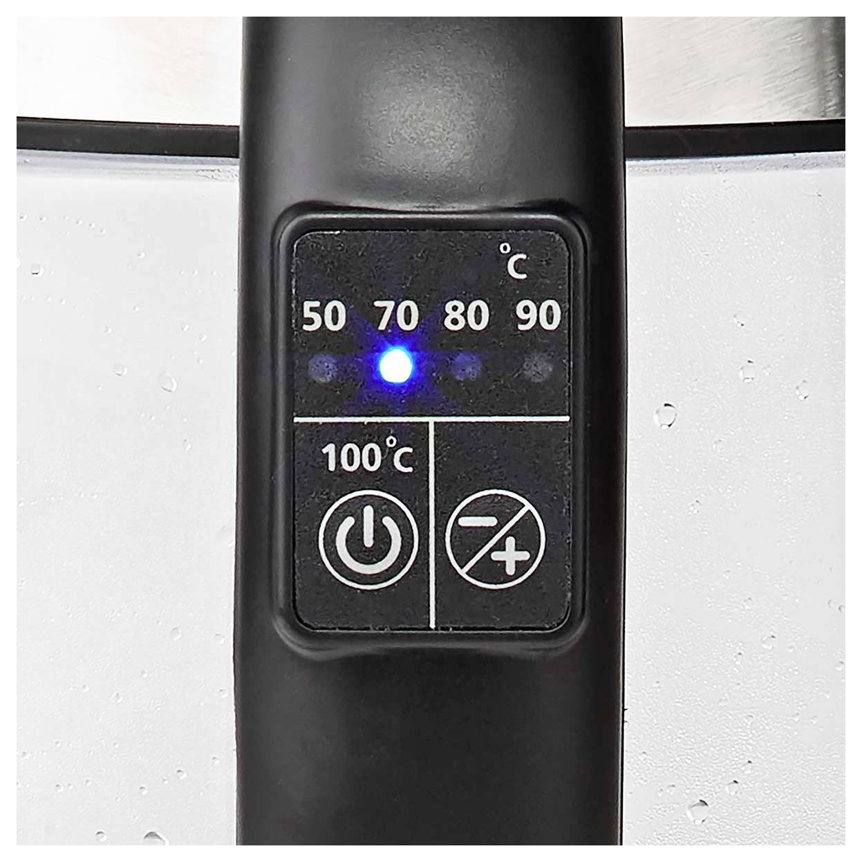 Nahaufnahme eines Gerätebedienfeldes mit Temperatureinstellungen 50, 70, 80, 90°C, wobei ein blaues Licht bei 70°C leuchtet, und Stromreglern von 100°C darunter.