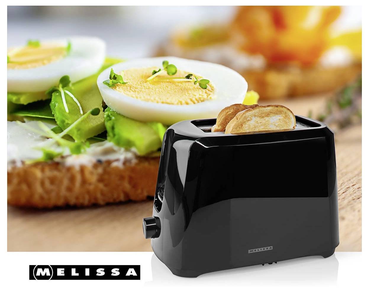 Schwarzer Melissa-Zweischlitz-Toaster mit getoastetem Brot vor offenen Avocado- und Ei-Sandwiches auf einer Holzoberfläche.