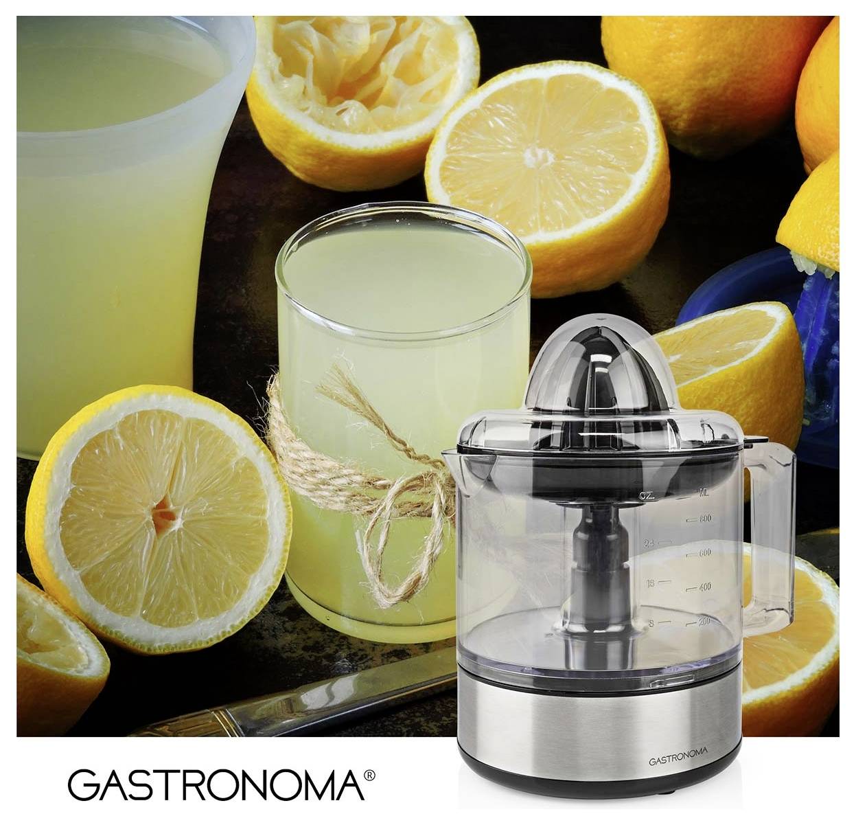 Gastronoma Zitruspressen mit ganzen und geschnittenen Zitronen und einem Glas Zitronensaft, das das Produkt zur Herstellung von Saft zeigt.