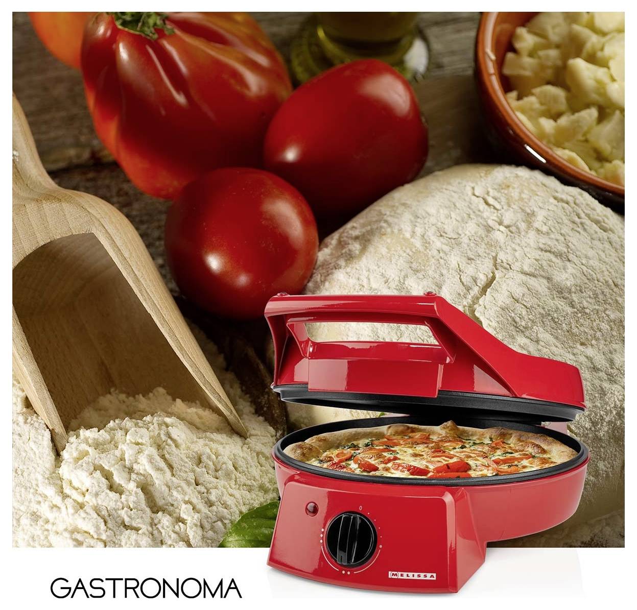 Roter Pizzaofen für die Arbeitsplatte beim Backen einer Pizza, gezeigt mit Tomaten, Mehl, Teig und dem Markennamen 'GASTRONOMA'.
