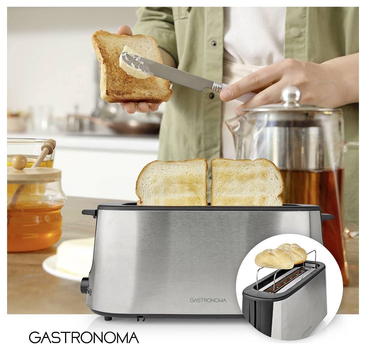 Eine Person röstetet Brot in einem Edelstahl-Zwei-Scheiben-Toaster mit Marmelade und Tee in der Nähe; 'GASTRONOMA'-Branding wird angezeigt.