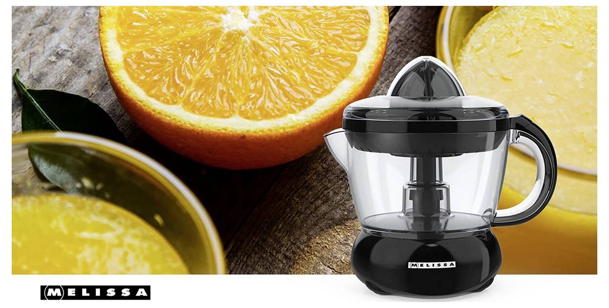 Schwarzer Melissa Zitrusentsafter mit durchsichtigem Krug, gezeigt zwischen geschnittenen Orangen und Saft, wobei das Produkt für frischen Orangensaft hervorgehoben wird.