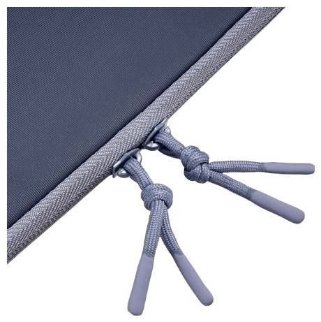 Nahaufnahme einer Ecke einer grauen Stoff-Tasche oder eines Stoff-Koffers mit zwei Reißverschluss-Zugriffen und geknoteten Schnurenenden auf weißem Hintergrund.