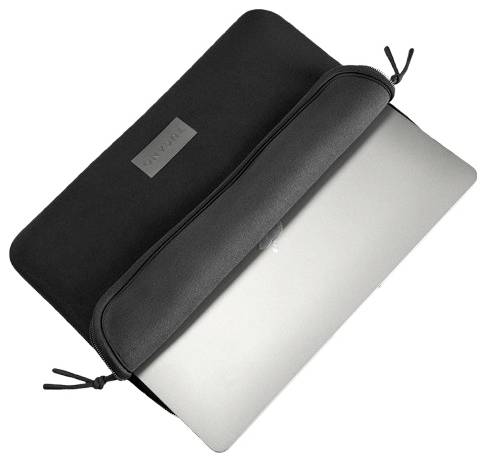Silberner Laptop in einer schwarzen Reißverschlusstasche mit kleinem Etikett, diagonal auf weißem Hintergrund dargestellt.