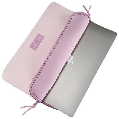 Rosa Laptop-Schutzhülle mit Reißverschluss, die teilweise ein silbernes MacBook auf weißem Hintergrund bedeckt.