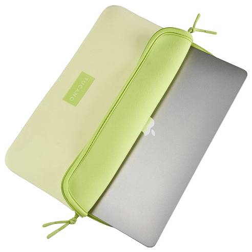 Ein Laptop in einer grünen Reißverschlusstasche, wobei die Tasche einen silbernen MacBook auf weißem Hintergrund teilweise bedeckt.