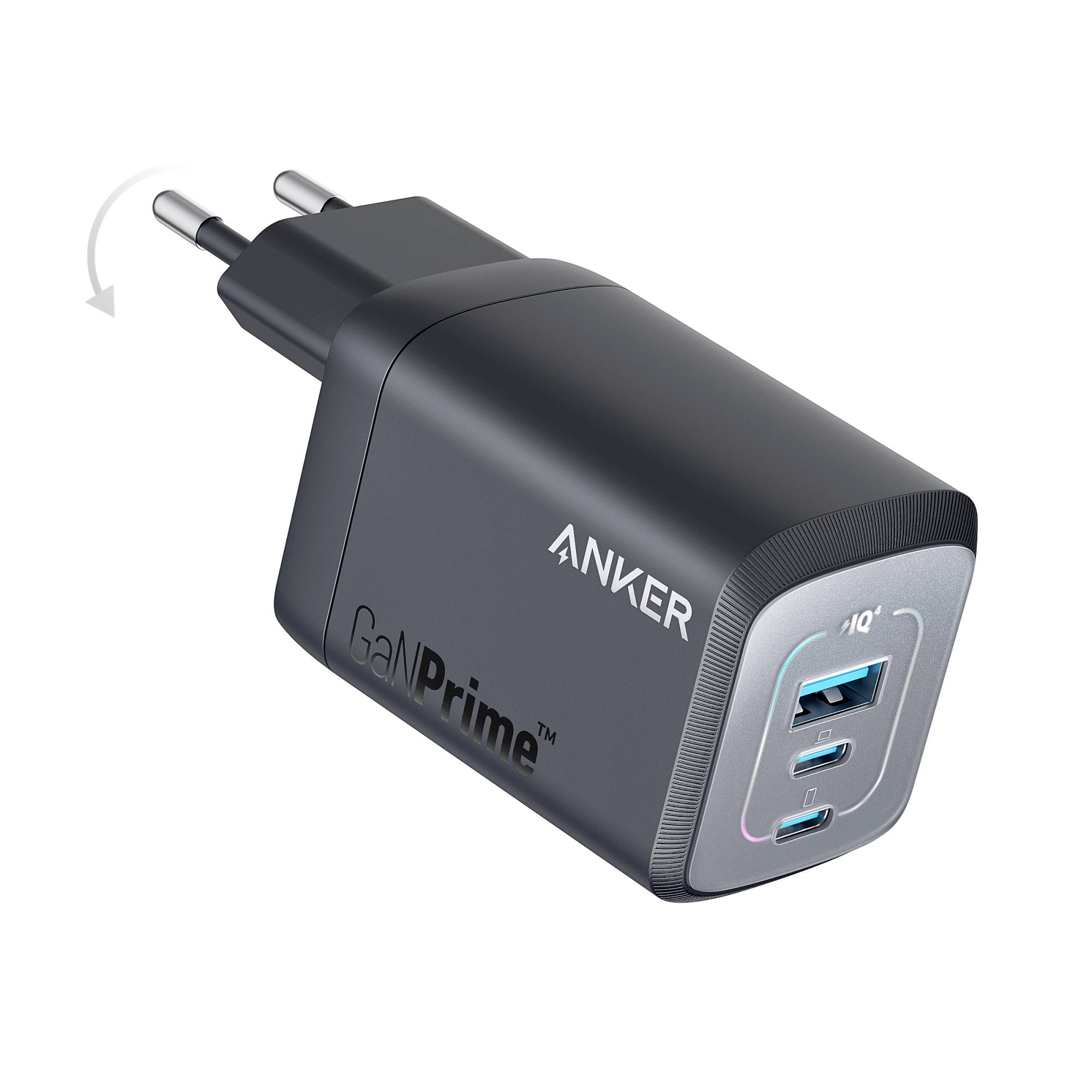 Anker GaNPrime Wandladegerät mit klappbarem EU-Stecker, einem USB-C- und zwei USB-A-Anschlüssen, in Schrägansicht auf weißem Hintergrund dargestellt.