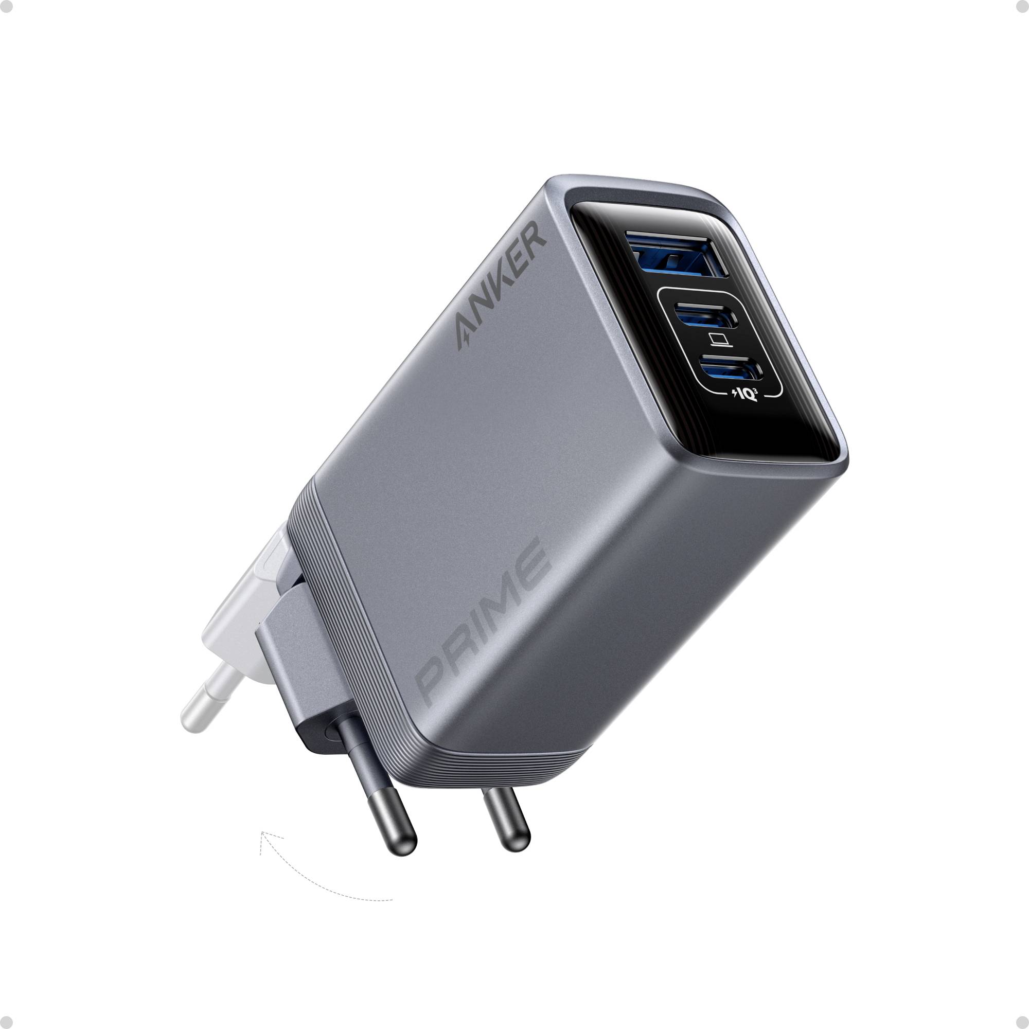 Grauer Anker Prime Wandladegerät mit zwei Stiften und mehreren USB-Anschlüssen, gezeigt in einer produktstilisierten Ansicht auf weißem Hintergrund.