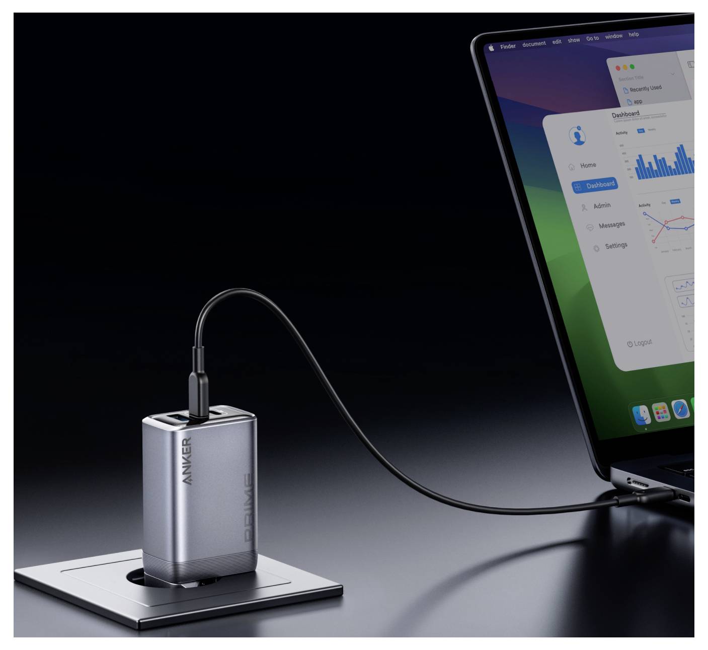 Eine silberne Anker-Powerbank lädt einen Laptop über ein USB-C-Kabel, wobei der Laptop-Bildschirm ein Dashboard und Diagramme anzeigt.