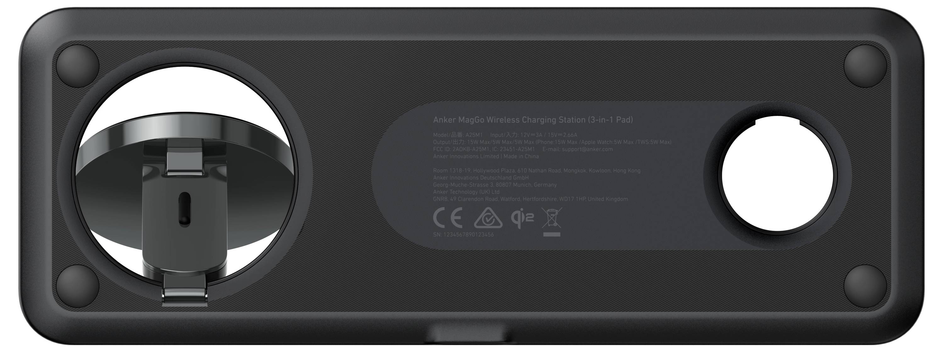 Nahaufnahme der Rückseite eines schwarzen Smart-Steckers oder Wandadapters, die die Stifte und ein Strometikett zeigt.