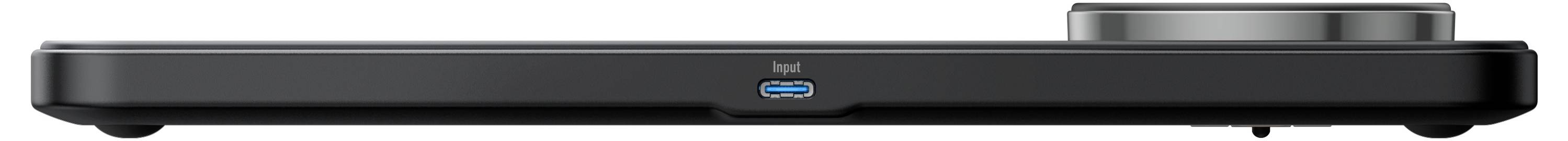 Seitenansicht eines schlanken schwarzen Laptop-Dockingstation mit einem zentralen blauen USB-C-Anschluss und einem erhöhten Stecker auf der Rückseite.