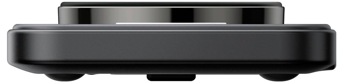 Seitenansicht eines schwarzen Smartphones, das flach liegt und die untere Kante mit einem zentralen Ladeanschluss und Lautsprechergittern zeigt.