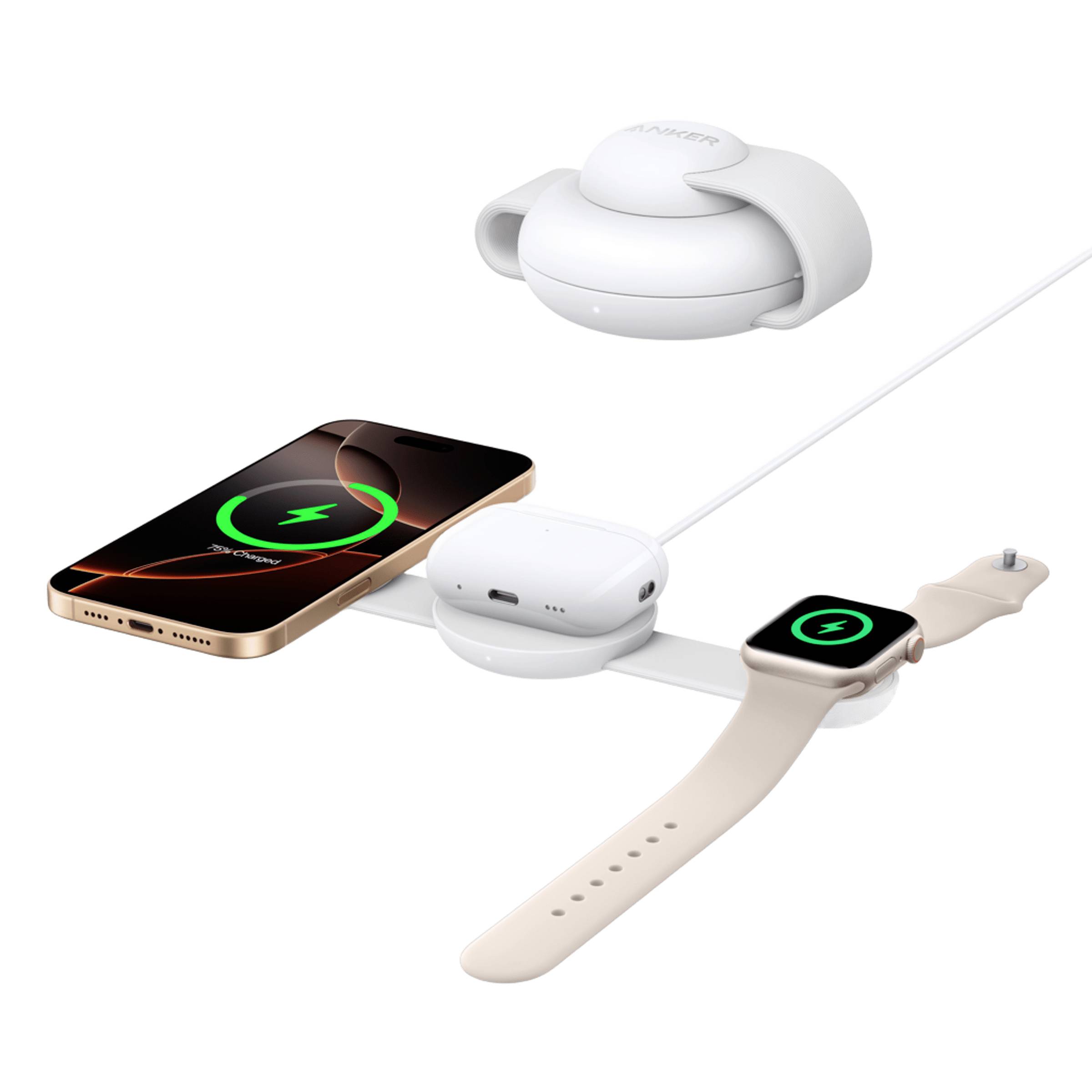 Kabellose Ladestation lädt ein Smartphone, ein Ohrhörer-Etui und eine Smartwatch auf weißem Hintergrund auf.