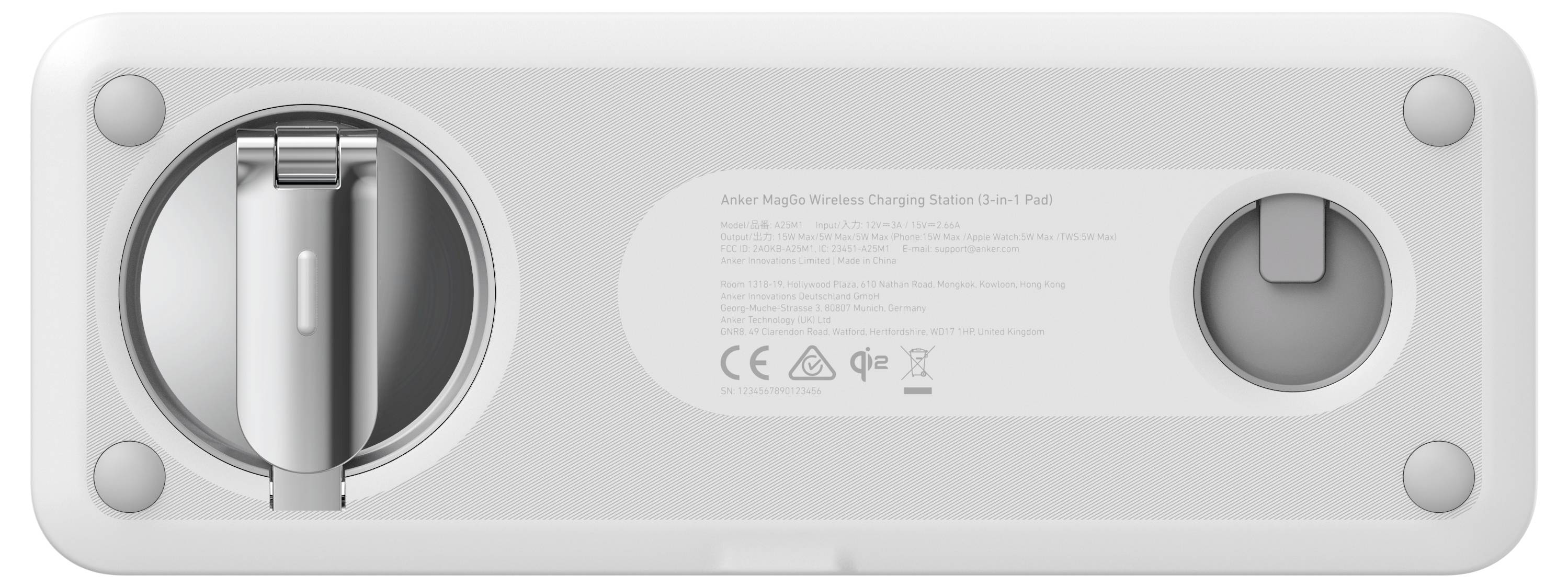 Unterseitenansicht einer silbernen Apple Magic Mouse 2, die den wiederaufladbaren Lightning-Anschluss, den Netzschalter und vier Eckschrauben zeigt.