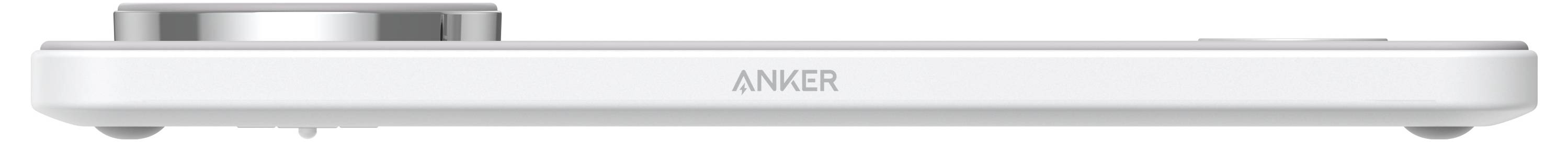 Ein silbernes drahtloses Anker-Ladepads, das von der Seite gezeigt wird, mit einem sichtbaren USB-C-Anschluss an der hinteren Kante in der Mitte.