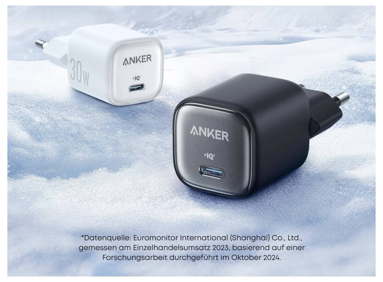 # TranslationZwei Anker 30W USB-C-Wandladegeräte, eines weiß und eines schwarz, auf einem eisig blauem Hintergrund mit deutschem Quellentext am unteren Ende gezeigt.