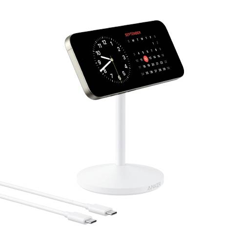 Intelligente Anzeige auf einem Ständer mit einer Analoguhr und dem Septemberkalender, mit zwei USB-C-Kabeln im Vordergrund.