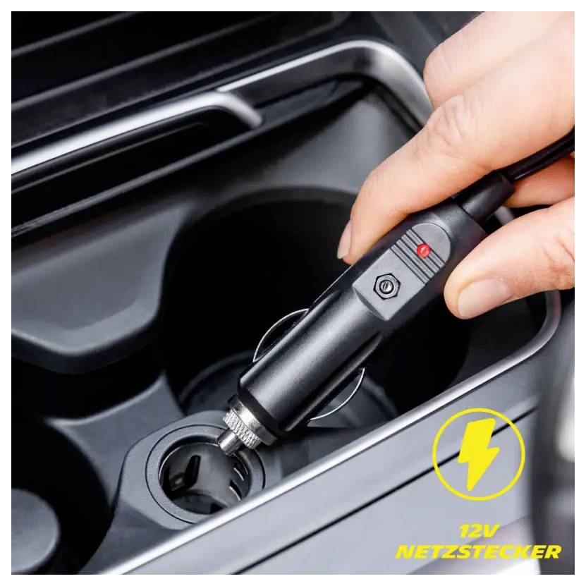 Hand steckt ein 12V-Autolader in eine Fahrzeugsteckdose, mit gelbem Blitzsymbol und Text „12V NETZSTECKER