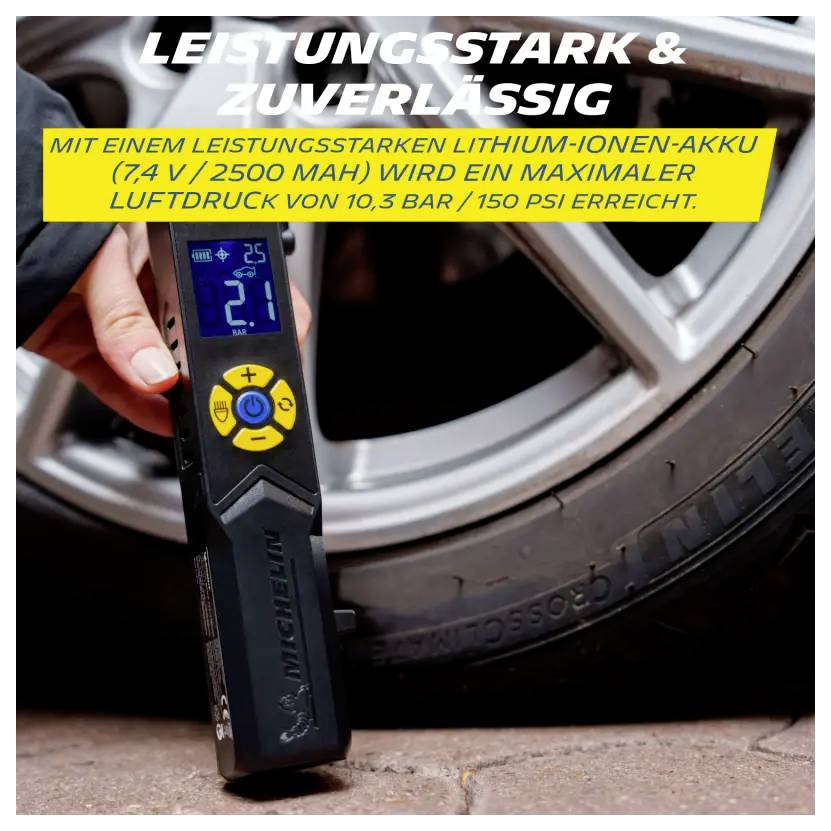 Handgehaltener elektrischer Luftkompressor pumpt einen Autoreifen auf; eingeblendet: 'LEISTUNGSSTARK & ZUVERLÄSSIG' und Akkuangabe 7,4 V/2500 mAh, maximal 10,3 bar/150 psi.