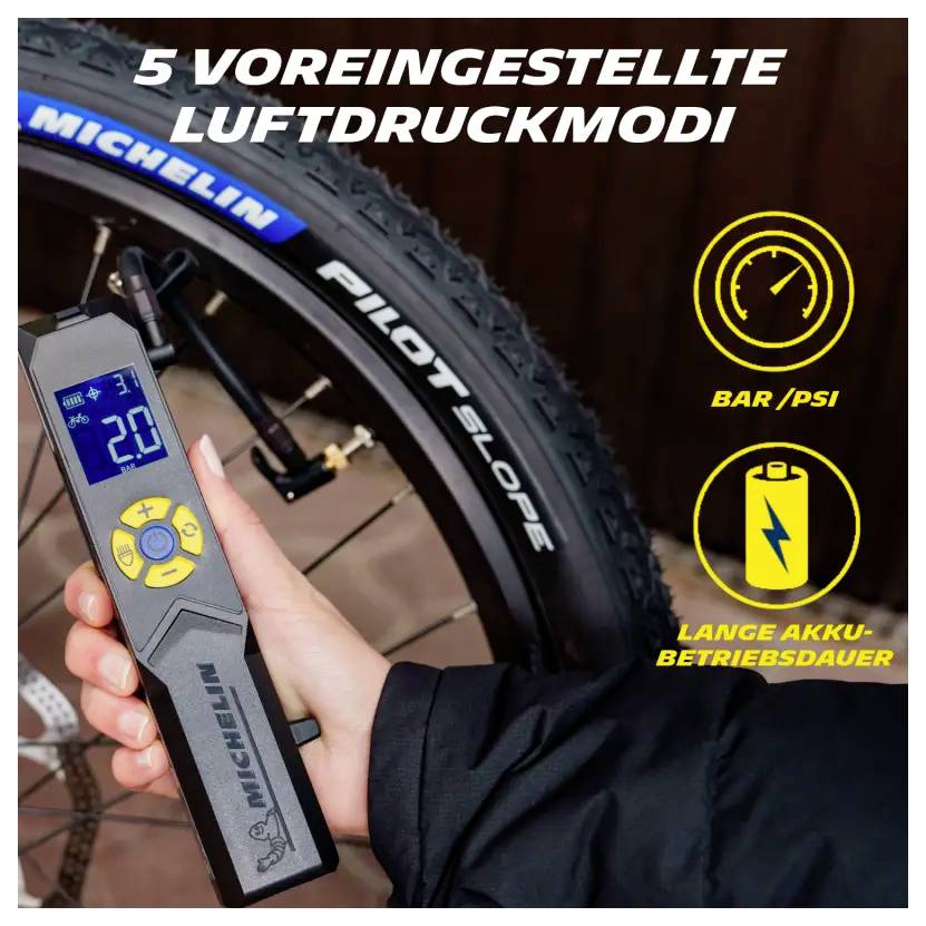 Handgehaltener Michelin-Luftdruckprüfer an Fahrradreifen; zeigt 2,0 bar und wirbt mit 5 voreingestellten Luftdruckmodi, BAR/PSI und langer Akkulaufzeit.