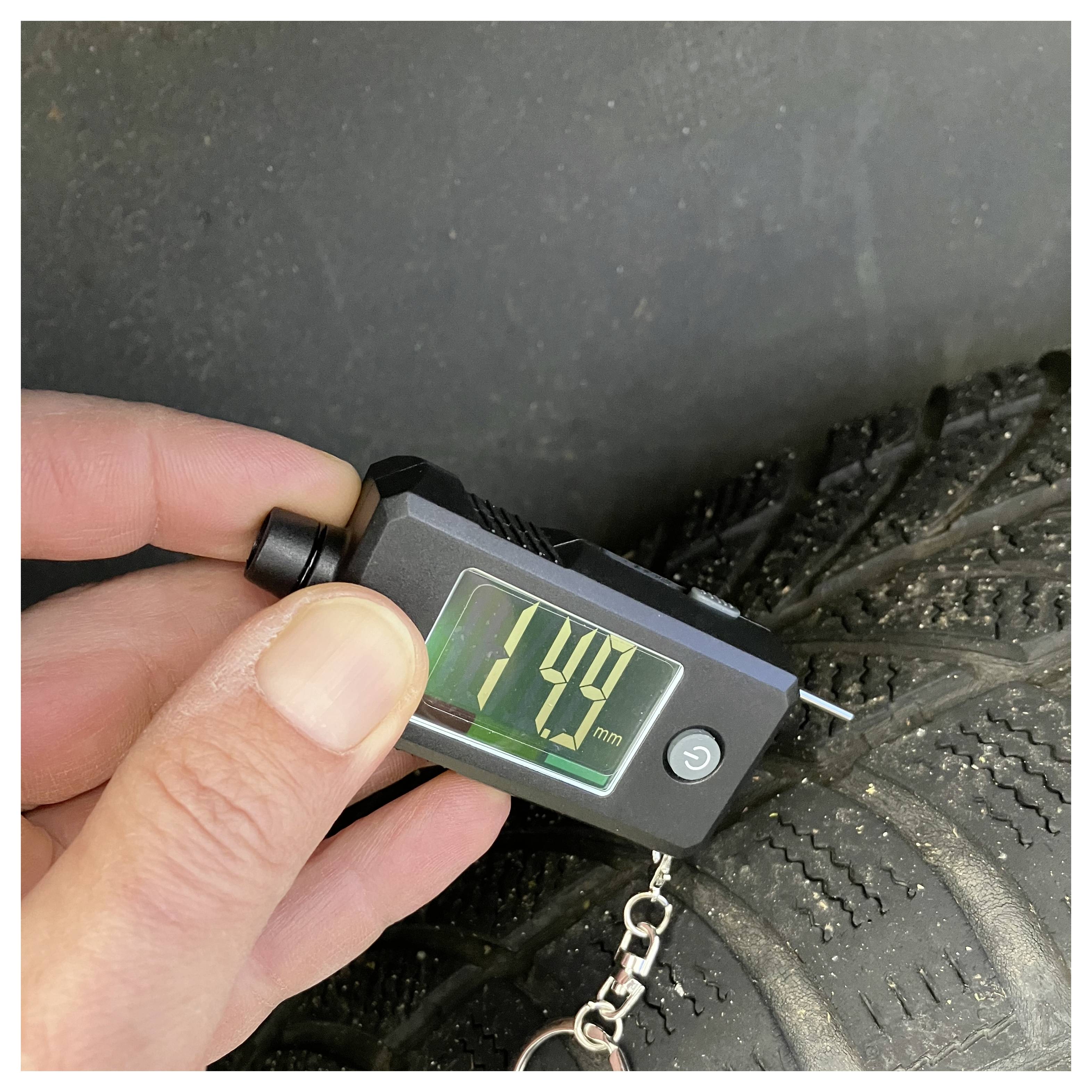 Digitales Reifenprofiltiefenmessgerät misst einen Reifen mit einer Anzeige von 4,4 mm.