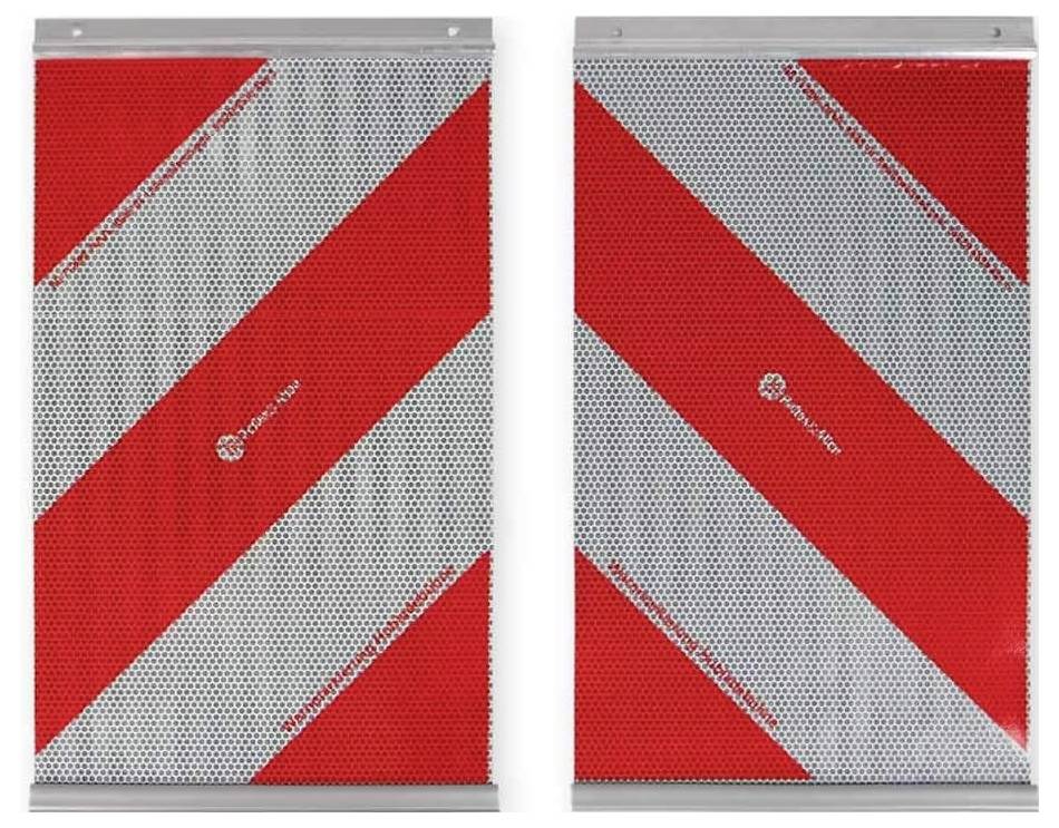 Zwei rot-silberne reflektierende Verkehrspaneele mit diagonalen Streifen und Schlüssellochsymbolen, nebeneinander in spiegelbildlichen Ausrichtungen gezeigt.