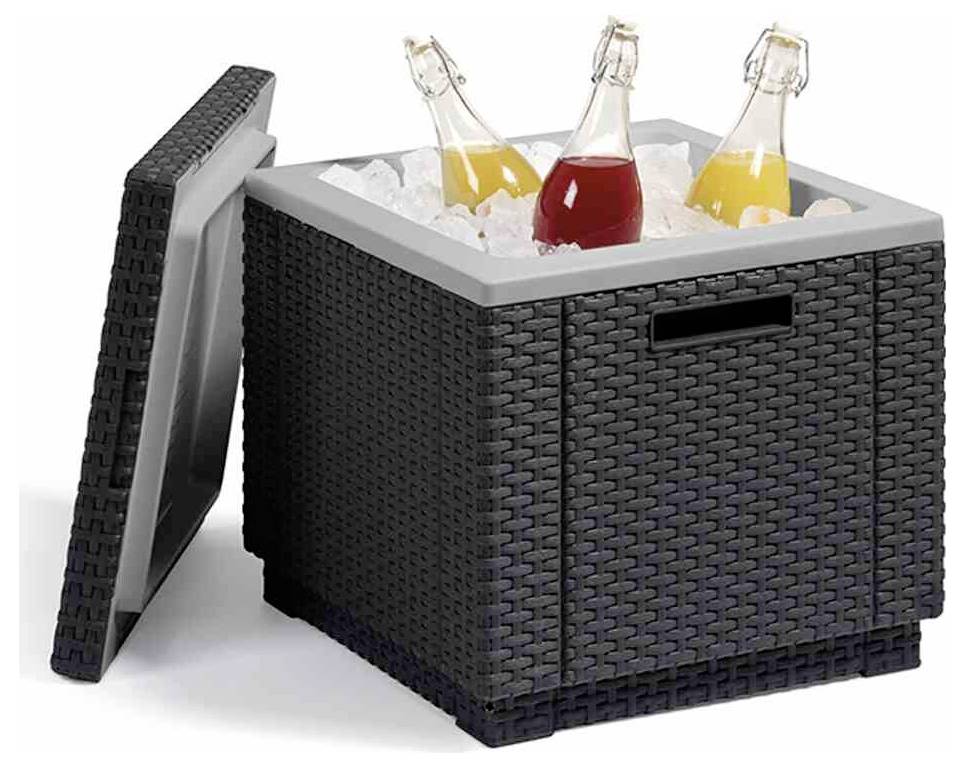 Offene schwarze geflochtene Kühlbox mit Deckel, der dagegen lehnt, gefüllt mit Eis und drei Flaschen mit Getränken.