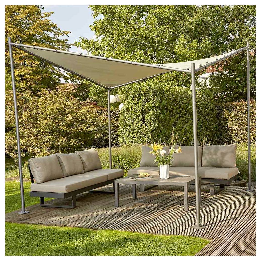 Außenbereich mit Terrassensitzgruppe bestehend aus zwei gepolsterten Sofas, Couchtisch und dreieckigem Sonnenschutzdach auf einer Holzterrasse, umgeben von Gartengrün.
