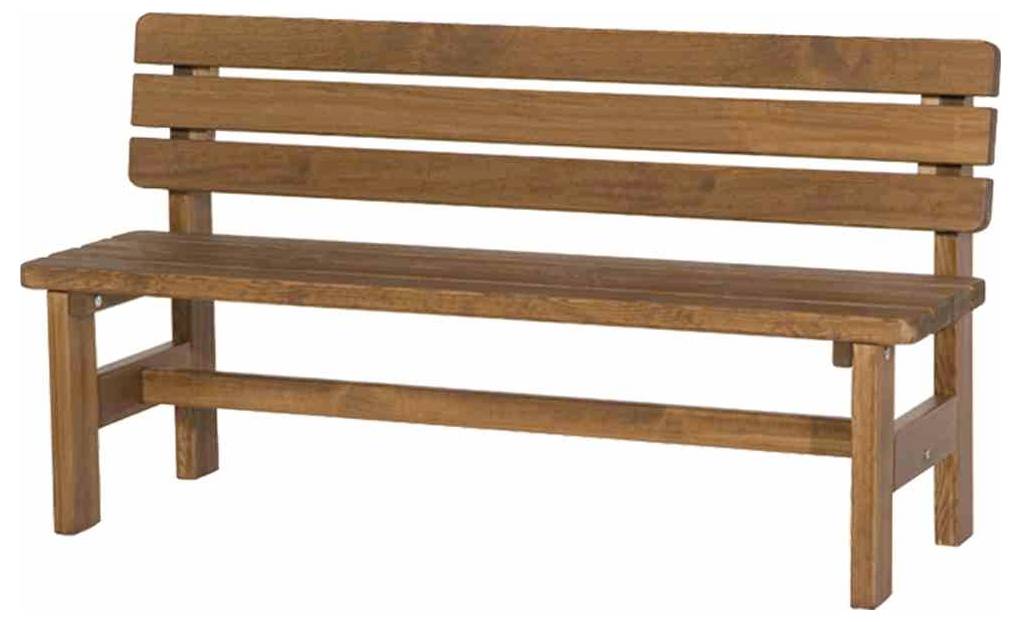 Holzlattenbank mit Rückenlehne und Armlehnen auf weißem Hintergrund.