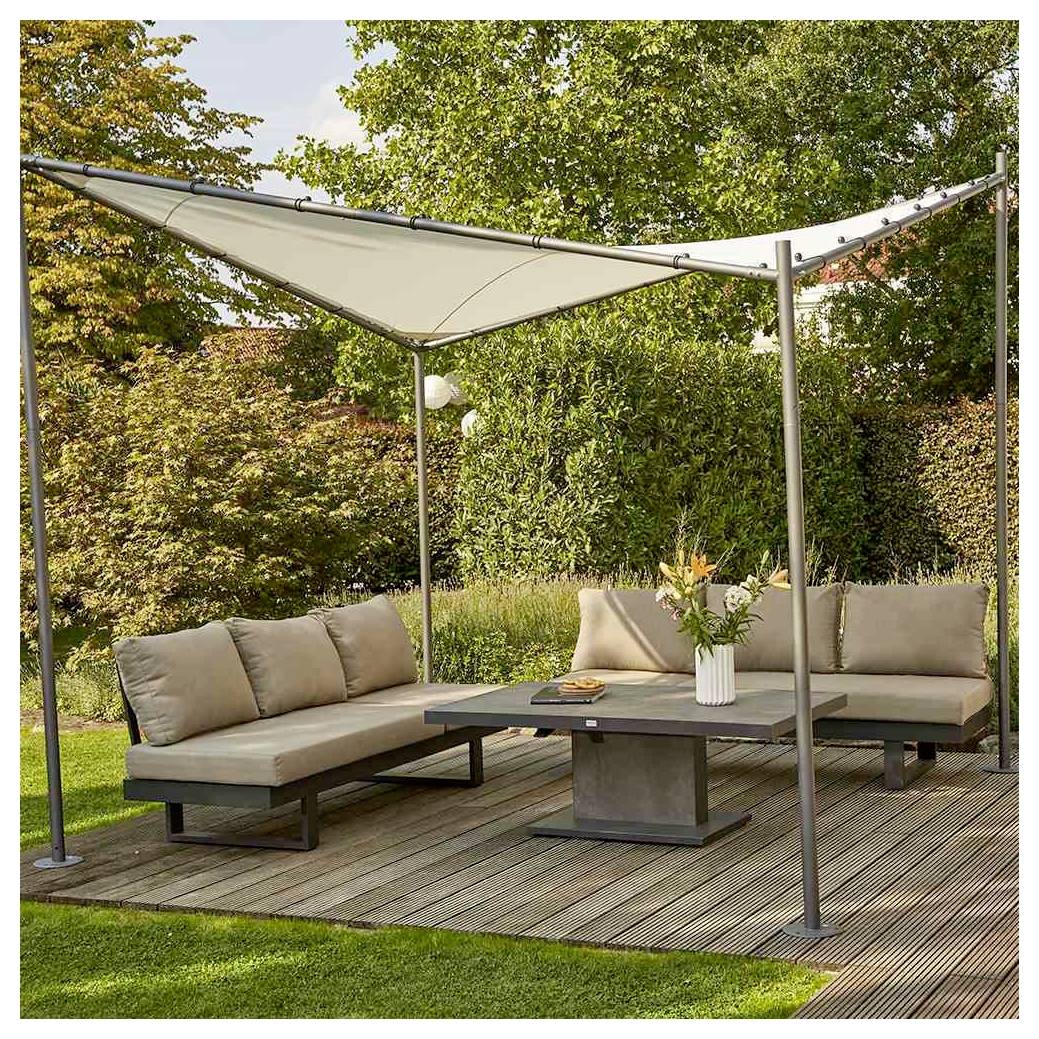 Moderne Außenlounge mit zwei beigen Ecksofa, niedrigem Tisch und Baldachindach auf einer Holzterrasse in einem Garten.