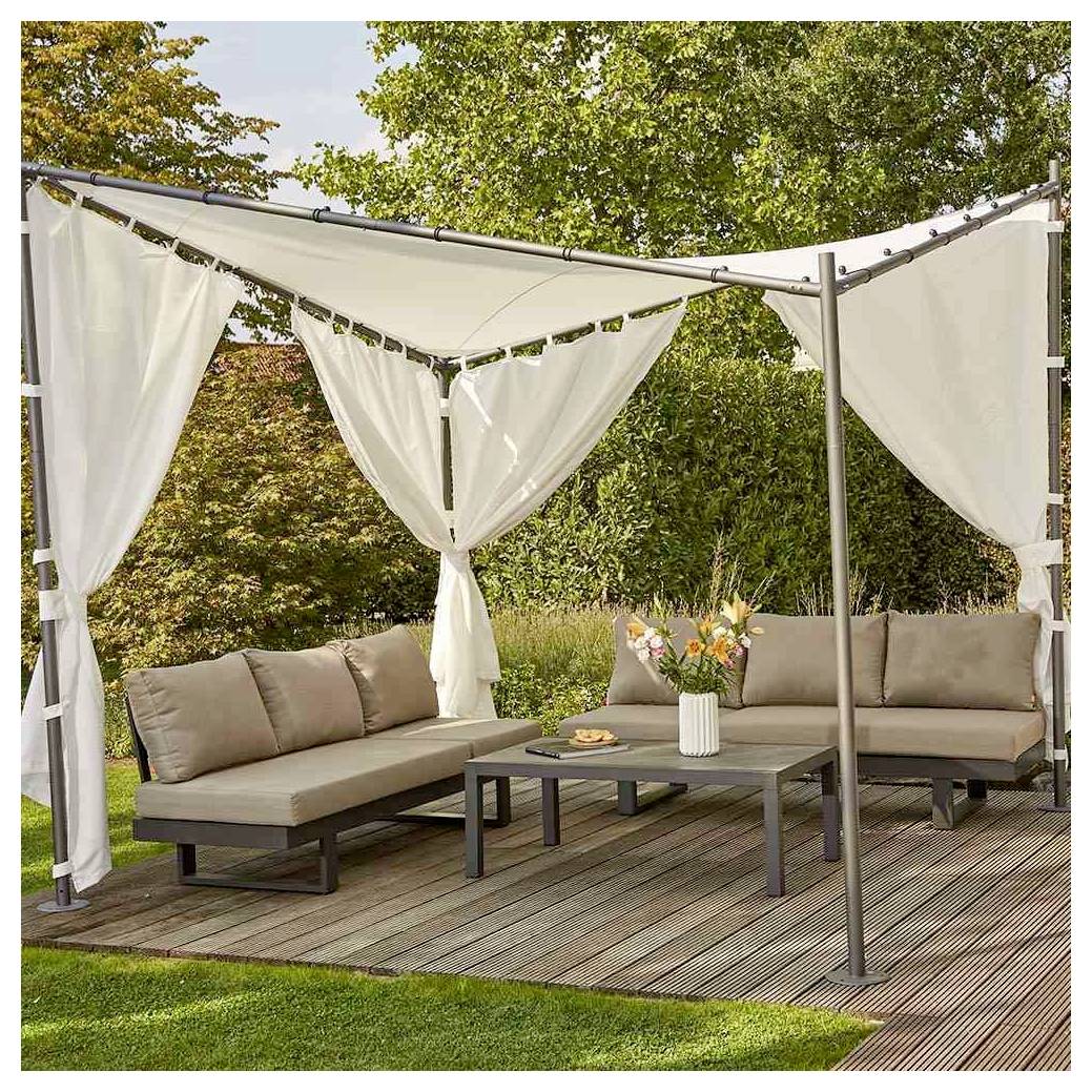 Outdoor-Lounge-Terrasse mit zwei Sofas, Couchtisch und Blumenvase unter einem weißen Vorhangzelt auf einer Holzterrasse.