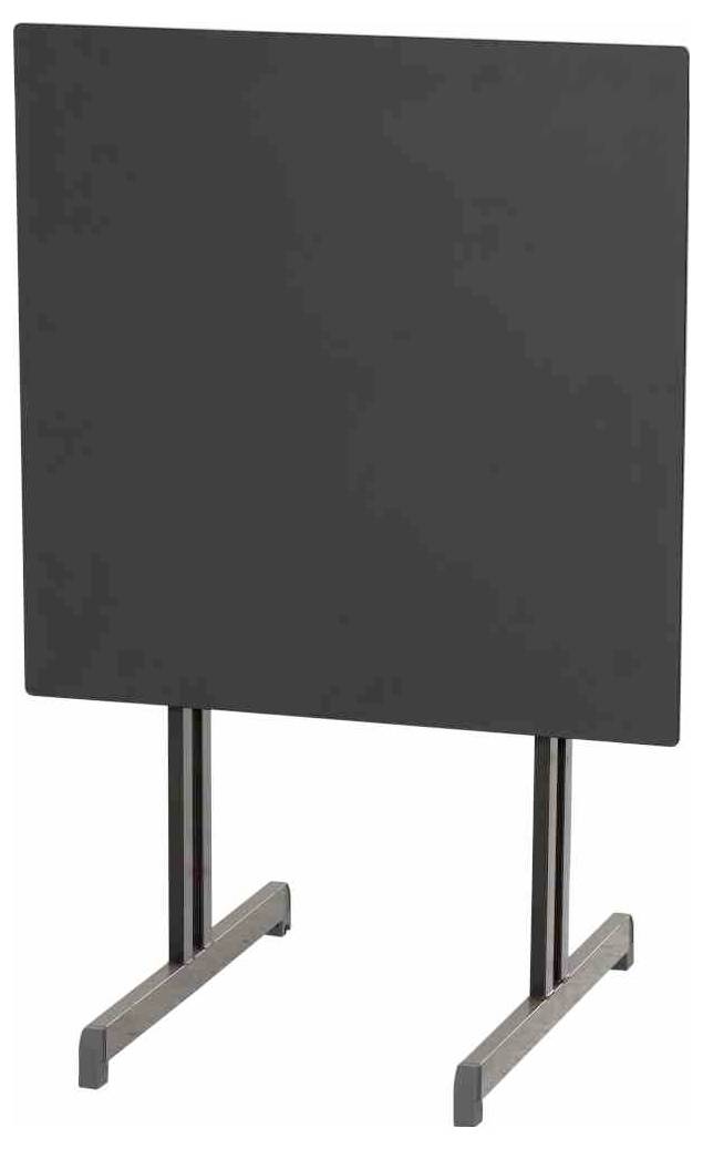 Schwarzes quadratisches Schild auf zwei Metallbeinen, freigestellt vor weißem Hintergrund dargestellt.