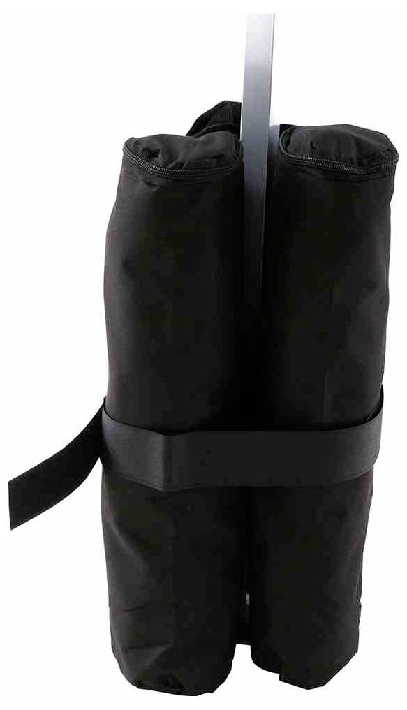 Schwarze gerollte Stofftasche oder Organizer, die um eine vertikale Stange geschnallt ist, isoliert auf weißem Hintergrund dargestellt.