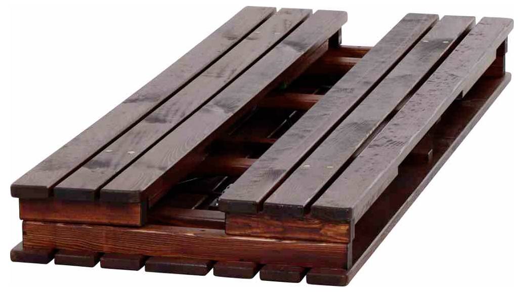 Holzlattenplattform oder Palette aus dunkel gebeizte Brettern, in Perspektive auf weißem Hintergrund gezeigt.
