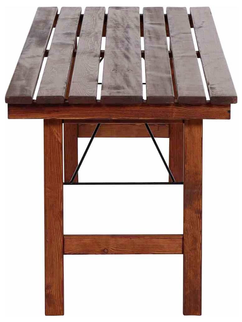 Holzklapphocker oder kleiner Tisch mit Latten-Oberfläche und einfacher X-Streben-Konstruktion, dargestellt auf weißem Hintergrund.