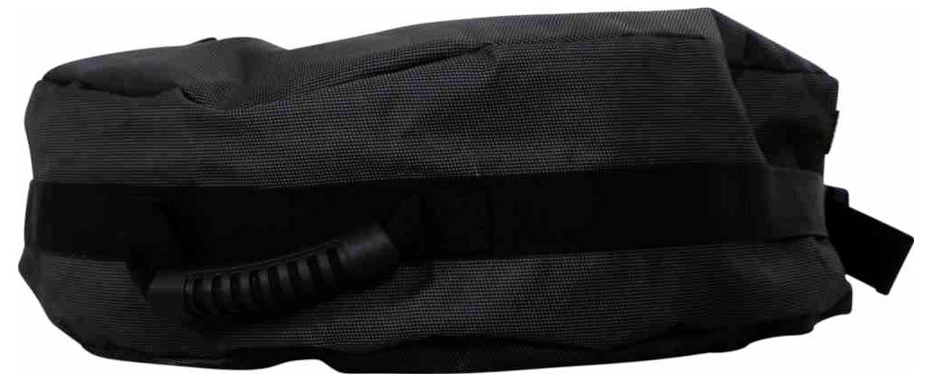 Schwarze zylindrische Reisetasche mit Tragegriff und Seitengurt auf weißem Hintergrund.