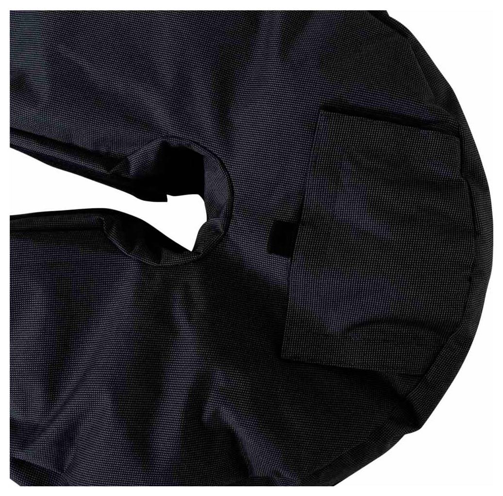 Schwarzes gepolstertes Stoffkleidungsstück oder Tasche mit großer Ausschnittöffnung und genähtem rechteckigem Taschenpanel auf weißem Hintergrund
