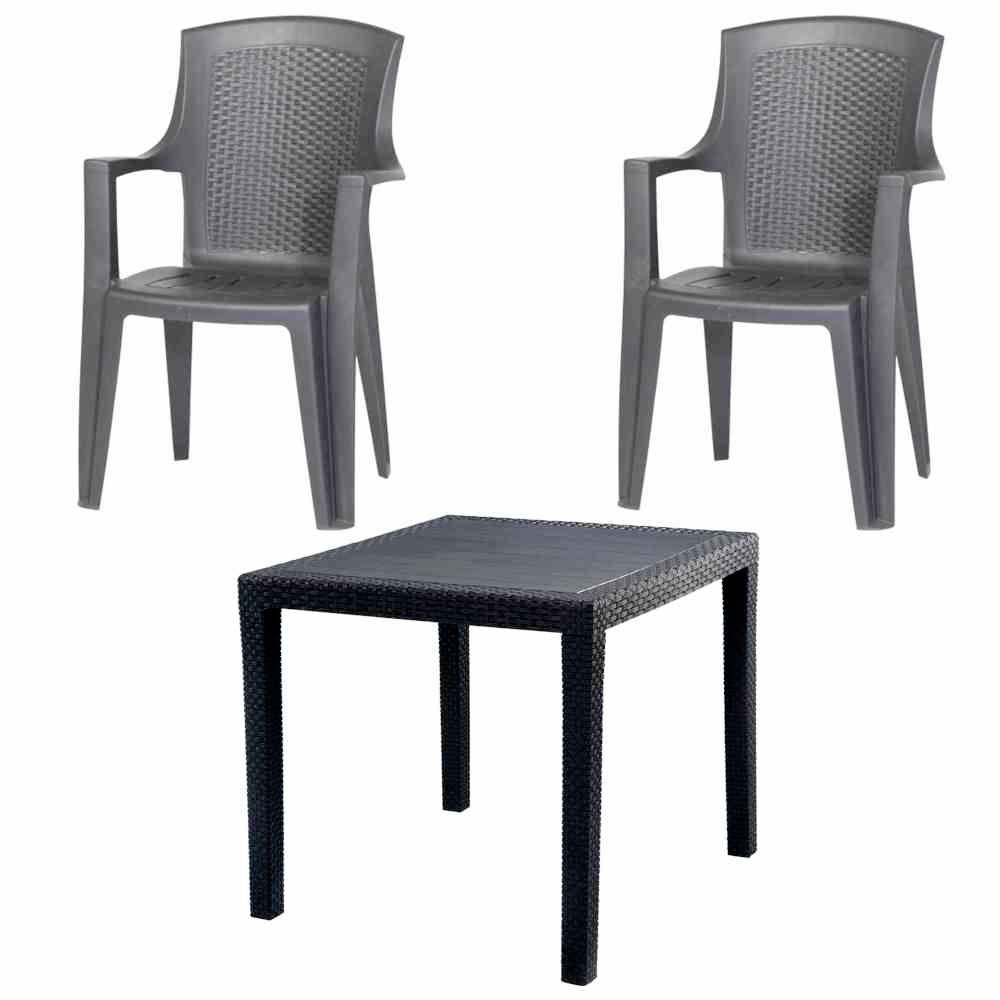 Zwei dunkelgraue Kunststoffsessel und ein passendes quadratisches Tisch, gezeigt als Gartenmöbelset auf weißem Hintergrund.