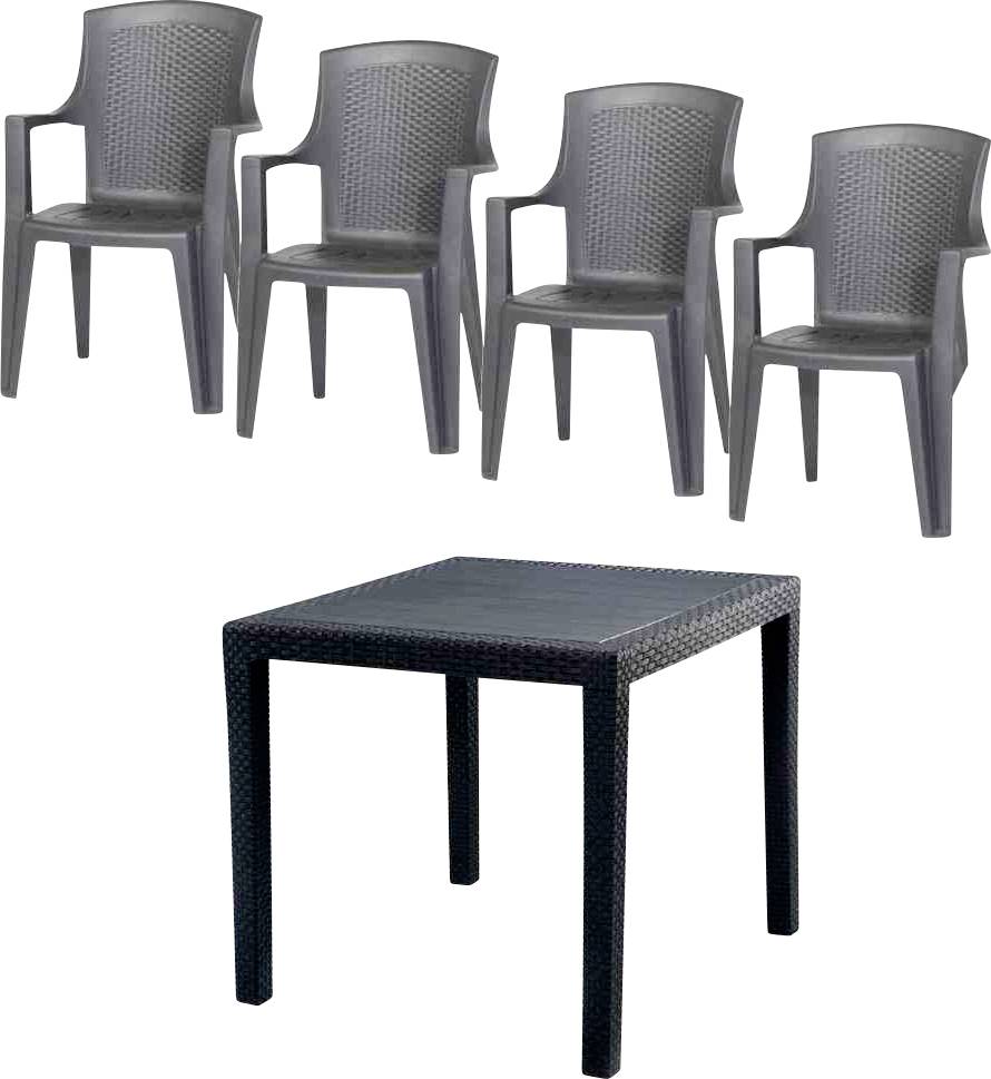 Vier graue Kunststoffstühle und ein schwarzer quadratischer Tisch auf weißem Hintergrund, zeigt ein Außenbereich-Terrassenmöbel-Set.