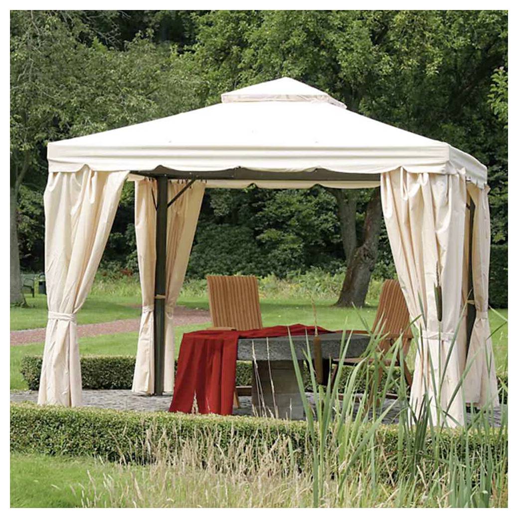 Weiße Gartenlaube mit Vorhängen und ein rot gedeckter Tisch mit zwei Stühlen in einer Gartenlandschaft.