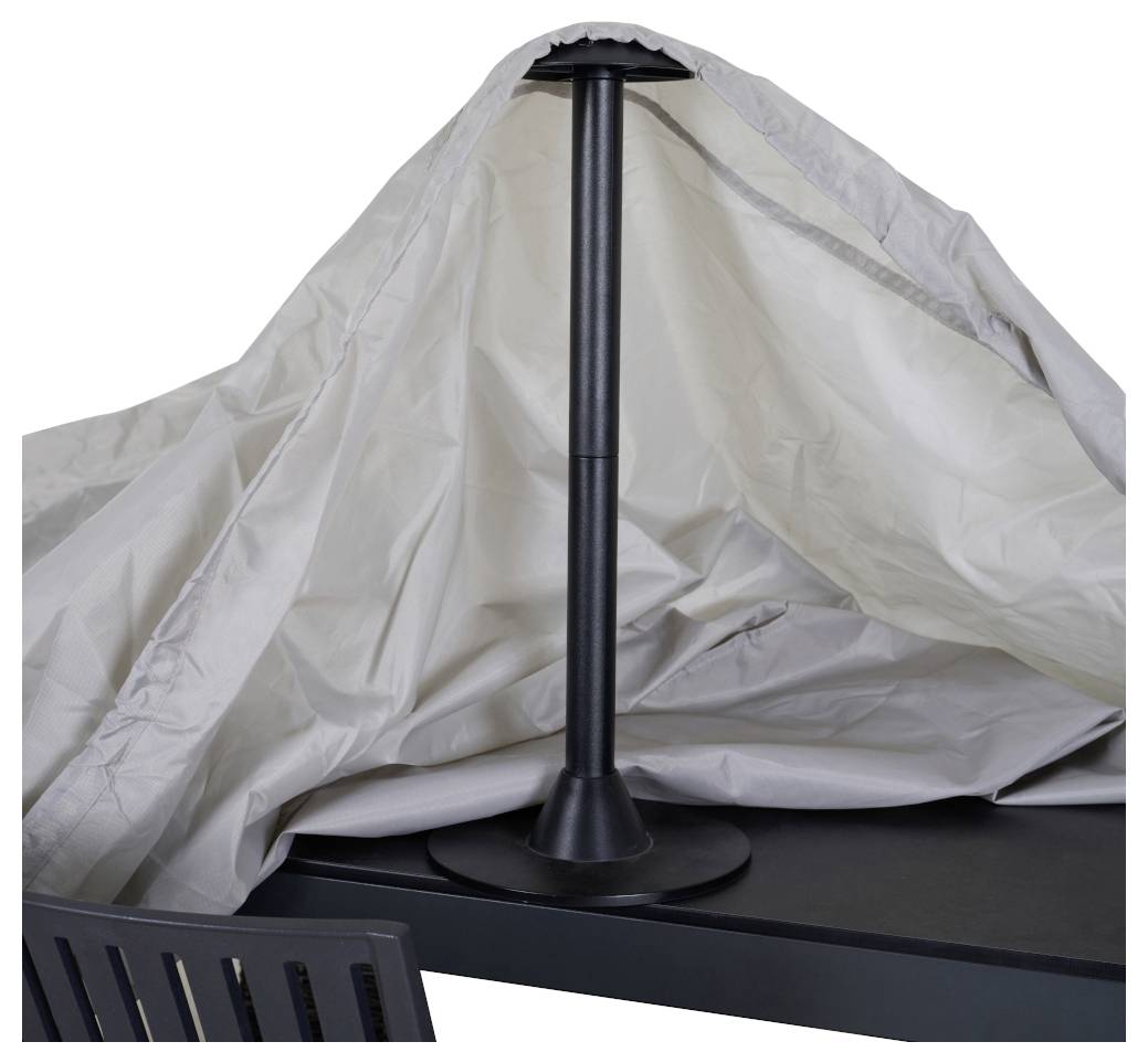 Abgedeckte Terrassenschirmständer und Stange unter einer drapierten Schutzabdeckung auf einem Tisch oder Ständer.