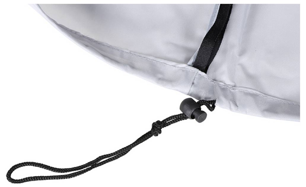 Nahaufnahme einer grauen Tasche oder eines grauen Schutzbezugs mit schwarzer Zugschnur und Verschluss auf weißem Hintergrund.