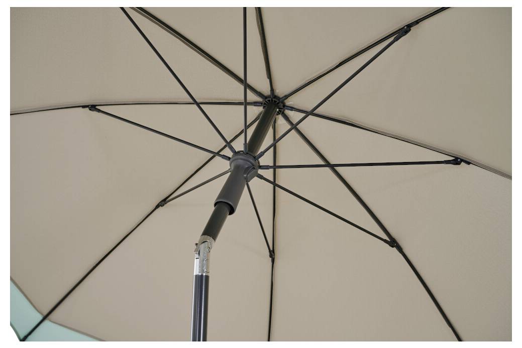 Unterseite eines beigen Terrassenschirms mit schwarzen Stützrippen und zentralem Mast vor hellem Hintergrund.