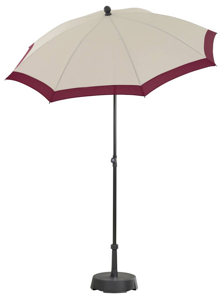 Beige-farbener Terrassenschirm mit burgunderfarbener Borte auf schwarzem Ständer.