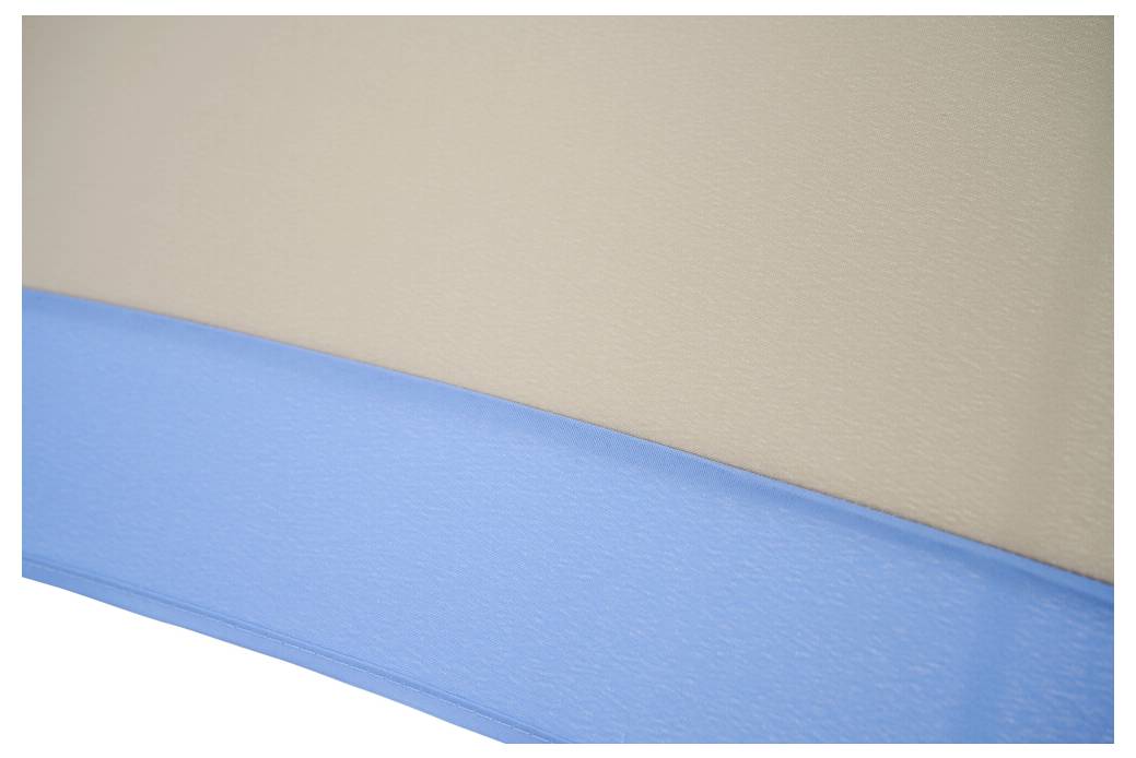 Blaues Maler-Klebeband wird entlang der Kante einer beige Wand oder Oberfläche während der Malvorbereitung abgeklebt.