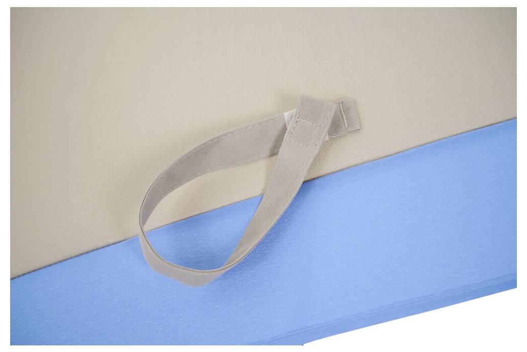 Nahaufnahme einer beige Einkaufstasche mit einer Schlaufengriff auf blauem Hintergrund.