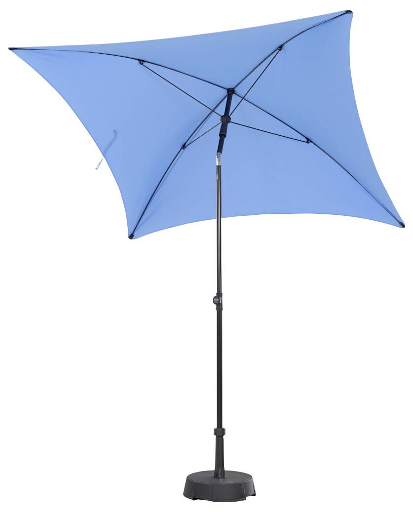 Blauer Terrassenschirm mit schwarzem Pol und gewichtetem Sockel, geöffnet vor weißem Hintergrund dargestellt.