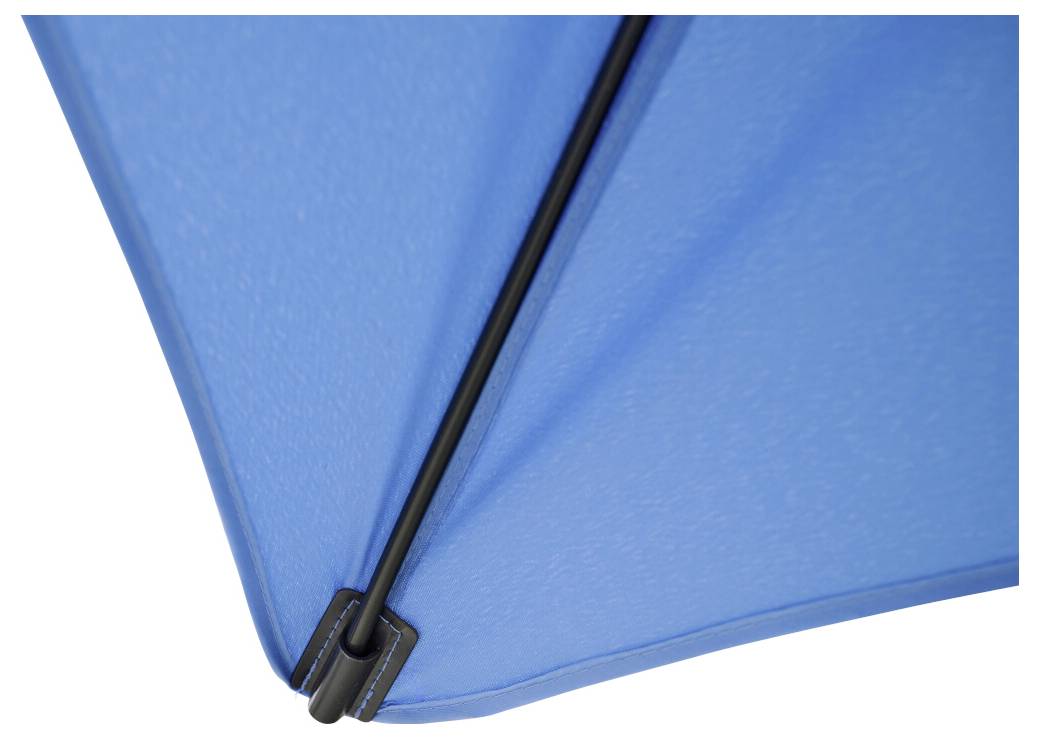 Nahaufnahme eines blauen Schirmdachs mit einer schwarzen Stützstange und einem Scharnier in der Ecke.